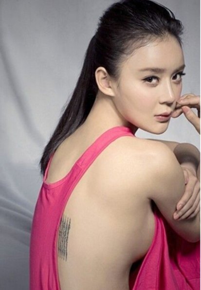 泰国法力纹身 明星后背上黑色的泰国法力纹身图片