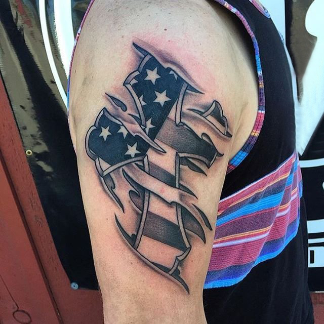 纹身小十字架  象征着信仰的十字架纹身图案