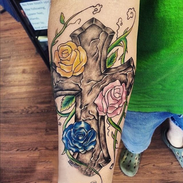 纹身小十字架  象征着信仰的十字架纹身图案