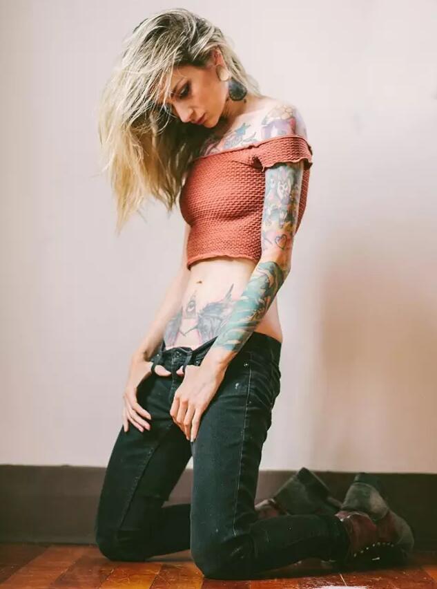 美女魅惑的纹身图案