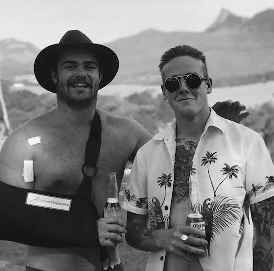 欧美帅哥展示帅气的纹身