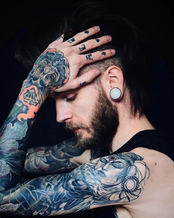 纹身帅哥的时尚写真