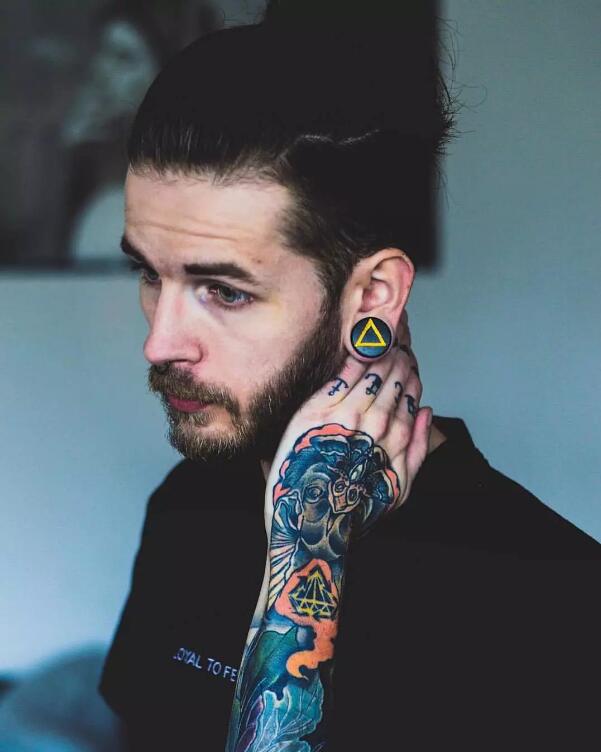 纹身帅哥的时尚写真