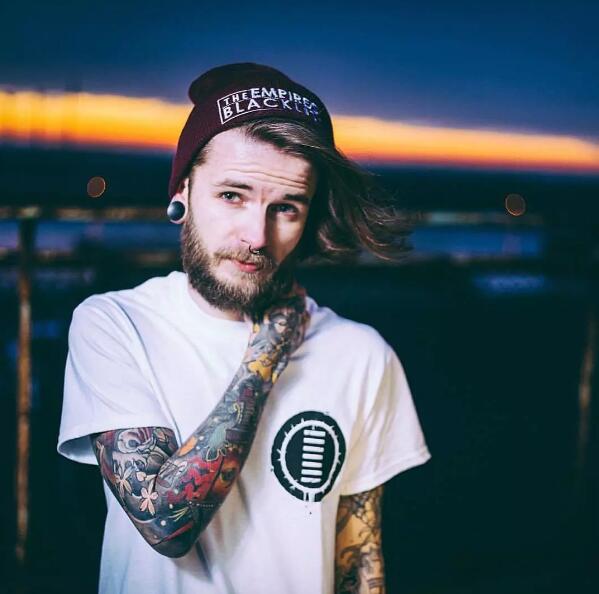 纹身帅哥的时尚写真