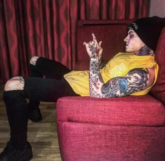 纹身帅哥的时尚写真