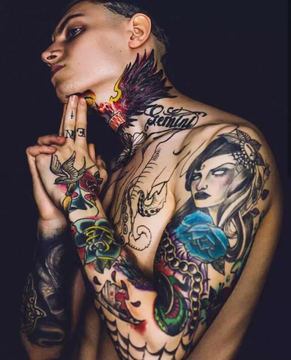 纹身帅哥的时尚写真