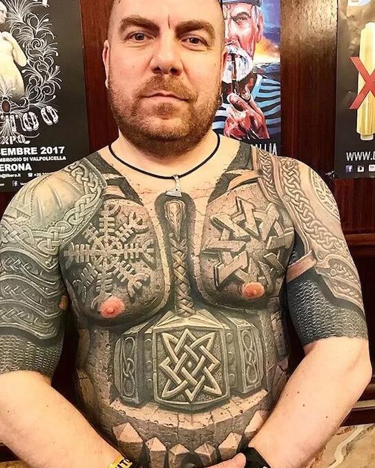 一组欧美帅哥的纹身图案