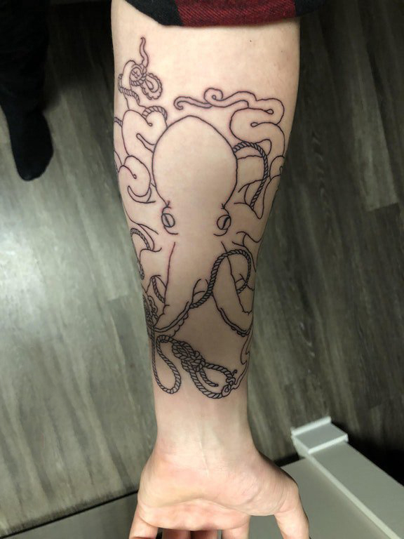 黑色章鱼纹身  女生手臂上黑色的章鱼纹身图片