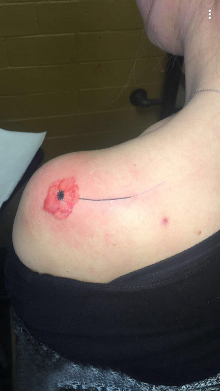 肩部纹身图案 女生肩部小清新的花朵纹身图片