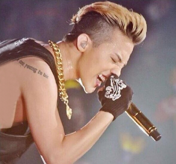 权志龙的纹身  明星肩部黑色的英文纹身图片