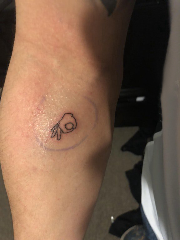 手势纹身图案 男生手臂上黑色的OK手势纹身图片