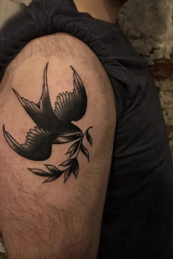 小动物纹身 男生大臂上植物和鸟纹身图片