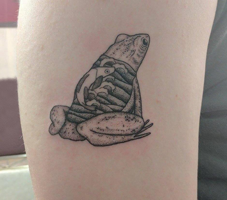 百乐动物纹身 女生大臂上鱼和青蛙纹身图片