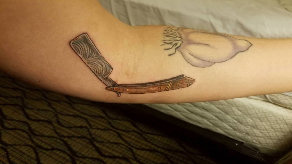 手臂纹身素材 男生手臂上彩色的折叠刀纹身图片