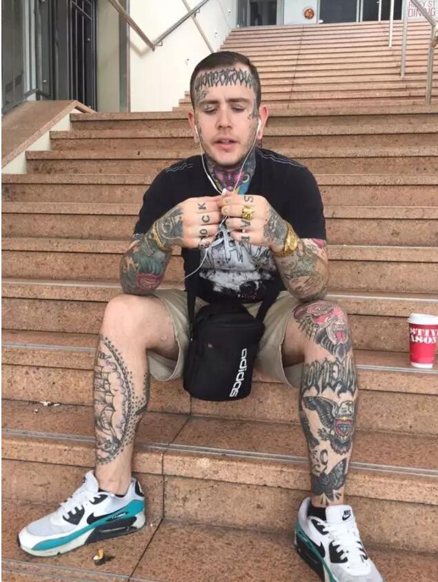 潮流时尚欧美风帅哥个性纹身图片