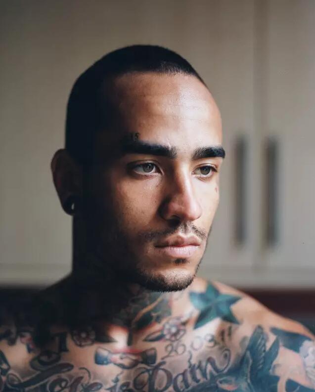 潮流时尚欧美风帅哥个性纹身图片