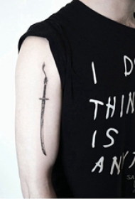 武士刀纹身 男生大臂上锋利的武士刀纹身图片