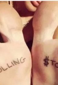 国际纹身明星  Miley Cyrus脚掌上英文和符号纹身图片