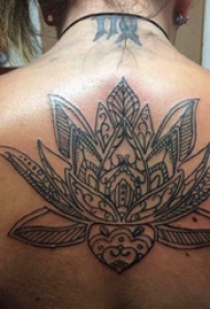 后背纹身女 女生后背上黑色的莲花纹身图片