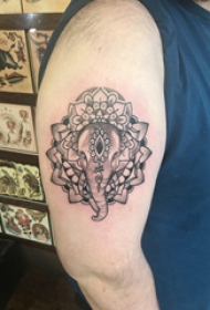 大臂纹身图 男生大臂上梵花和大象纹身图片