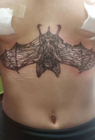 女生胸下纹身 女生胸下黑色的蝙蝠纹身图片