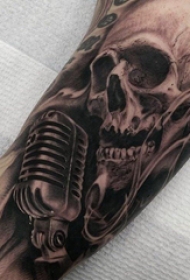 双大臂纹身  男生大臂上骷髅和麦克风纹身图片