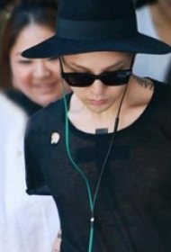 权志龙的纹身  明星胸部极简的十字架纹身图片