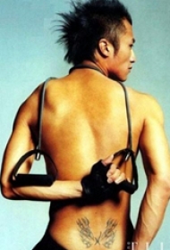 中国纹身明星  明星腰部黑色的翅膀纹身图片