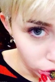 有趣的纹身  明星嘴唇上彩绘的小图案纹身图片