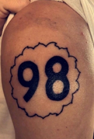 纹身数字设计 男生大臂上黑色的数字纹身图片