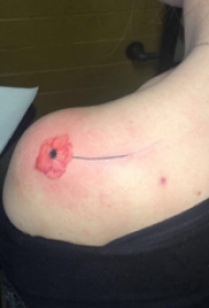 肩部纹身图案 女生肩部小清新的花朵纹身图片