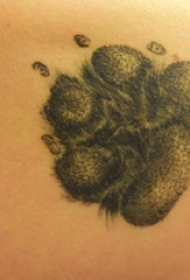 大臂纹身图 女生大臂上黑色的爪印纹身图片