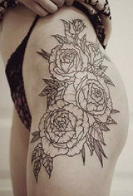 非常好看的黑灰花朵纹身图案