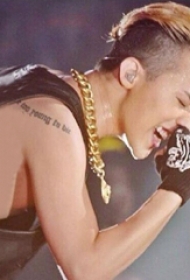 权志龙的纹身  明星肩部黑色的英文纹身图片