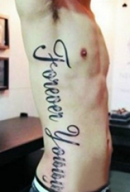 权志龙的纹身  明星腰部黑色的英文字母纹身图片