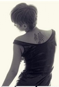 中国纹身明星  谭维维后背上极简的翅膀纹身图片