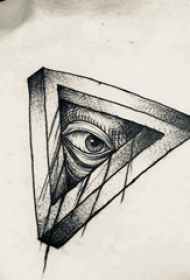3d几何纹身图案  男生胸上几何和眼睛纹身图片