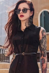 野性美女的纹身写真