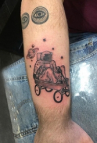 宇航员纹身图案 男生手臂上坐推推车里的宇航员纹身图片