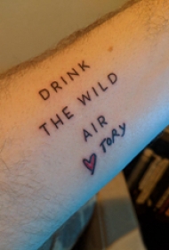 极简线条纹身 男生手臂上心形和英文纹身图片