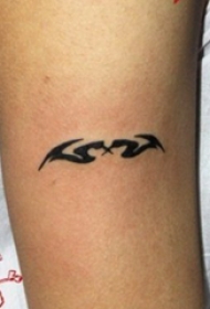 蔡依林纹身图片  明星手臂上黑色的蝙蝠纹身图片