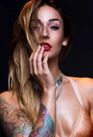 美女魅惑的纹身图案