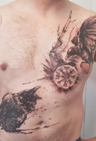 百乐动物纹身 男生胸部黑色的乌鸦纹身图片