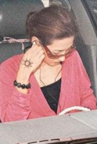 中国纹身明星 张柏芝手部黑色的太阳纹身图片