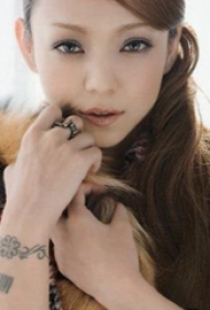 明星纹身 安室奈美惠手臂上黑色的线条纹身图片