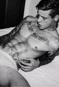 欧美型帅哥潮流的纹身图片