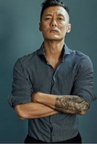 余文乐的纹身  明星手臂上素描的 人物肖像纹身图片