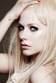 明星纹身  艾薇儿手臂上极简的音符纹身图片