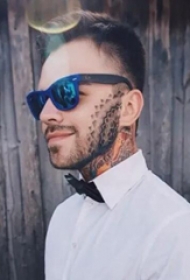 阳光的欧美帅哥纹身