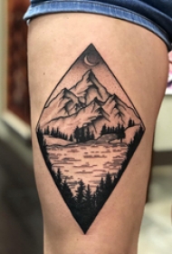 大腿纹身传统 女生大腿上菱形和山水风景纹身图片